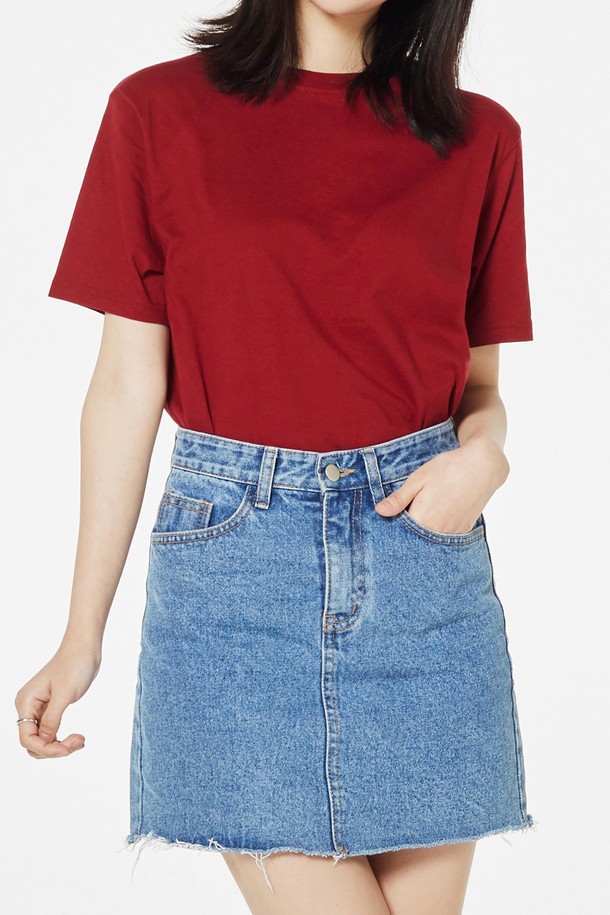 [Unisex] 083-BBT 라이트웨이트 반팔티는 부드러운 면 소재로 제작되어 봄, 여름에 시원하게 착용할 수 있으며, 베이직한 디자인으로 일상복으로 활용도가 높습니다. 라운드넥, 레귤러핏, 반소매 기장으로 편안한 착용감을 제공하며, 무지 스타일의 화이트, 그레이, 네이비, 블랙, 버건디 5가지 색상으로 출시되었습니다. 특히, 이중 스티치 및 테이핑 처리로 목 늘어짐을 방지하고, 옆선 제거를 통해 내구성을 높여 오래도록 쾌적하게 즐길 수 있습니다.
