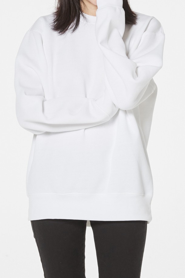 [Unisex] 346-AFC 드라이 기모 맨투맨은 남녀공용으로, 부드러운 촉감과 두꺼운 두께의 기모 안감으로 가을과 겨울철 따뜻하게 착용할 수 있습니다. 베이직하고 캐주얼한 스타일의 레귤러핏 긴소매 맨투맨으로, 화이트, 그레이, 네이비, 블랙, 라이트 핑크, 버건디 6가지 컬러로 제공됩니다. 드라이 기능성 소재와 테리 뒷면 조직 특수 가공, 방한성을 높여 일상생활에서 편안하게 활동할 수 있도록 제작되었습니다.
