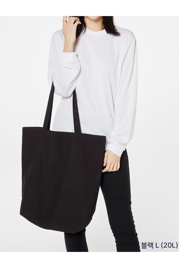 [Unisex] 777-SCT 무지 캔버스 에코백은 72수 2합 캔버스 소재로 제작되었으며, 에코마크 인증을 받은 친환경 제품입니다. S, M, L 세 가지 사이즈로 출시되어 선택의 폭을 넓혔으며, 내추럴, 네이비, 블랙 색상으로 다양한 스타일을 연출할 수 있습니다. 데일리백으로 활용하기 좋은 사각 형태의 무지 캔버스 에코백은 오픈형 잠금 방식으로 편리하게 사용할 수 있습니다.
