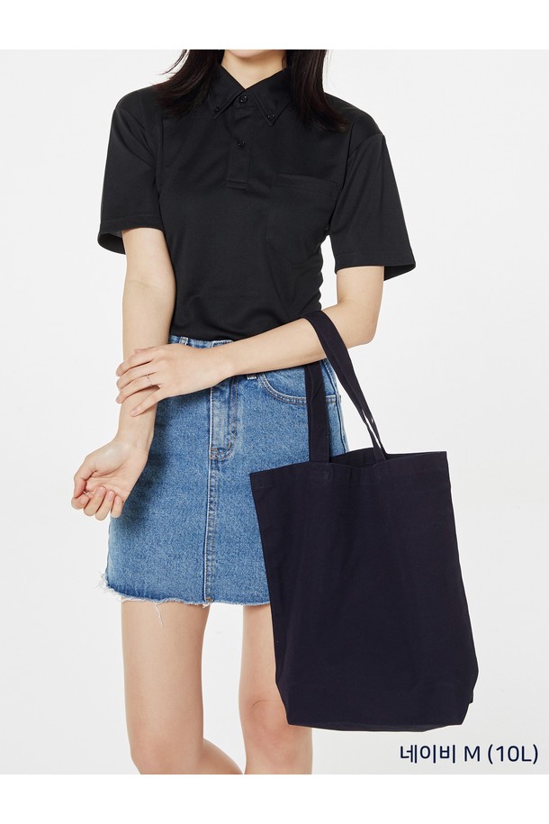 [유니섹스] 777-SCT 무지 캔버스 에코백은 내추럴, 네이비, 블랙 색상으로 제공되는 기본 스탠다드 디자인의 사각 캔버스 가방입니다. 스몰, 미디엄, 라지 사이즈로 출시되었으며, 에코마크 인증을 받은 다용도 활용이 가능한 무지 에코백입니다. 오픈형 잠금 방식과 손잡이가 있어 편리하게 사용할 수 있습니다.
