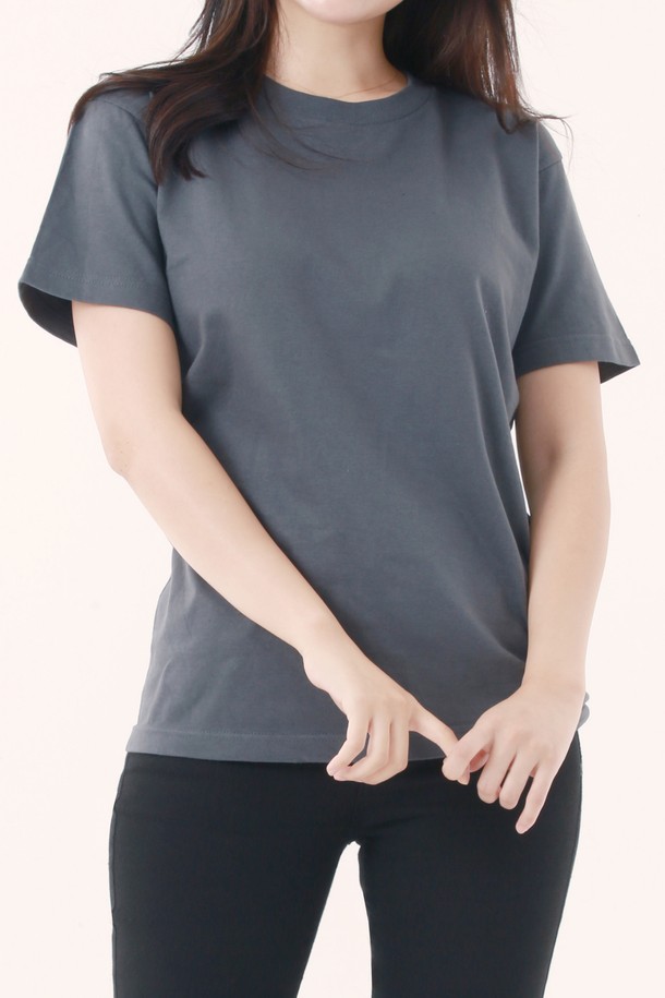 [Unisex] 085-CVT 베이직 무지 반팔티는 면 소재로 제작되어 부드러운 촉감을 제공하며, 레귤러핏으로 편안하게 착용할 수 있습니다. 라운드넥 디자인에 화이트, 아이보리, 애쉬그레이, 포레스트차콜, 데님네이비 등 5가지 색상으로 출시되었으며, 봄/여름 시즌 일상복으로 활용하기 좋습니다. 이중 스티치와 넥 늘어짐 방지 테이프 처리로 내구성을 높였으며, 레이어드하여 다양한 스타일을 연출할 수 있습니다.
