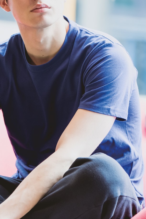 [Unisex] 083-BBT 라이트웨이트 반팔티는 봄, 여름 시즌에 적합한 유니섹스 티셔츠입니다. 부드러운 면 소재에 레귤러핏으로 제작되었으며, 라운드넥과 무지 디자인으로 베이직한 스타일을 연출합니다. 화이트, 그레이, 네이비, 블랙, 버건디 5가지 색상으로 출시되었으며, 이중 스티치 및 테이핑 마감으로 목 늘어짐을 방지하고 옆선 제거로 내구성을 높여 레이어드하여 착용하기 좋습니다.
