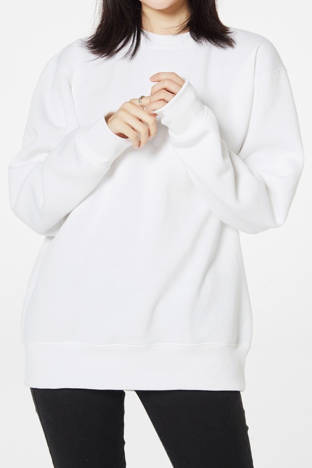 **[Unisex] 346-AFC 드라이 기모 맨투맨**

[Unisex] 346-AFC 드라이 기모 맨투맨은 부드러운 촉감의 드라이 기모 원단을 사용하여 가을과 겨울철 따뜻하고 편안한 착용감을 제공합니다. 흡습, 속건, 보온 기능의 기능성 드라이 소재와 테리 뒷면 조직 기모 처리를 통해 쾌적함까지 더했습니다. 베이직하고 캐주얼한 스타일의 무지 디자인으로, 라운드넥과 레귤러핏으로 제작되어 다양한 스타일 연출에 용이합니다.
