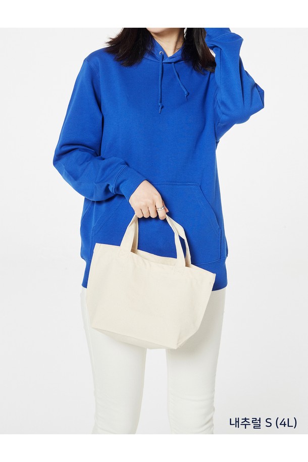 [Unisex] 777-SCT 무지 캔버스 에코백은 72수 2합 캔버스 원단을 사용하여 튼튼하고, S, M, L 세 가지 사이즈로 제공되어 용도에 맞게 선택할 수 있습니다. 내추럴, 네이비, 블랙 세 가지 기본 컬러의 무지 디자인으로 어떤 스타일에도 잘 어울리며, 오픈형으로 편리하게 물건을 넣고 꺼낼 수 있습니다. 기본적인 미니멀 디자인에 다용도로 활용 가능하며, 특히 내추럴 컬러는 친환경 무표백 에코마크 인증을 받아 더욱 안심하고 사용할 수 있습니다.
