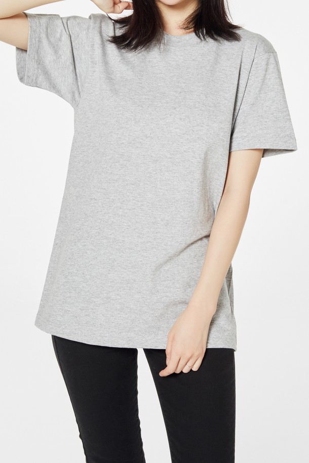 [Unisex] 085-CVT 베이직 무지 반팔티는 면 소재로 제작되어 부드러운 촉감을 제공하며, 레귤러핏으로 편안하게 착용할 수 있습니다. 라운드넥 디자인에 화이트, 아이보리, 애쉬그레이, 포레스트차콜, 데님네이비 등 5가지 색상으로 출시되었으며, 봄/여름 시즌 일상복으로 활용하기 좋습니다. 이중 스티치와 넥 늘어짐 방지 테이프 처리로 내구성을 높였으며, 레이어드하여 다양한 스타일을 연출할 수 있습니다.
