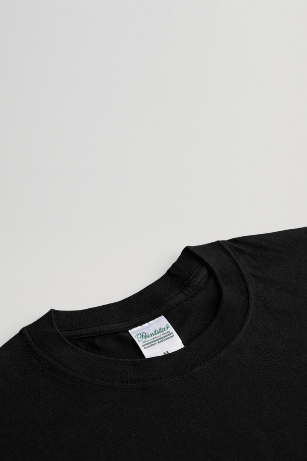 [Unisex] 083-BBT 라이트웨이트 반팔티는 부드러운 면 소재로 제작되어 봄, 여름에 시원하게 착용할 수 있으며, 베이직한 디자인으로 일상복으로 활용도가 높습니다. 라운드넥, 레귤러핏, 반소매 기장으로 편안한 착용감을 제공하며, 무지 스타일의 화이트, 그레이, 네이비, 블랙, 버건디 5가지 색상으로 출시되었습니다. 특히, 이중 스티치 및 테이핑 처리로 목 늘어짐을 방지하고, 옆선 제거를 통해 내구성을 높여 오래도록 쾌적하게 즐길 수 있습니다.
