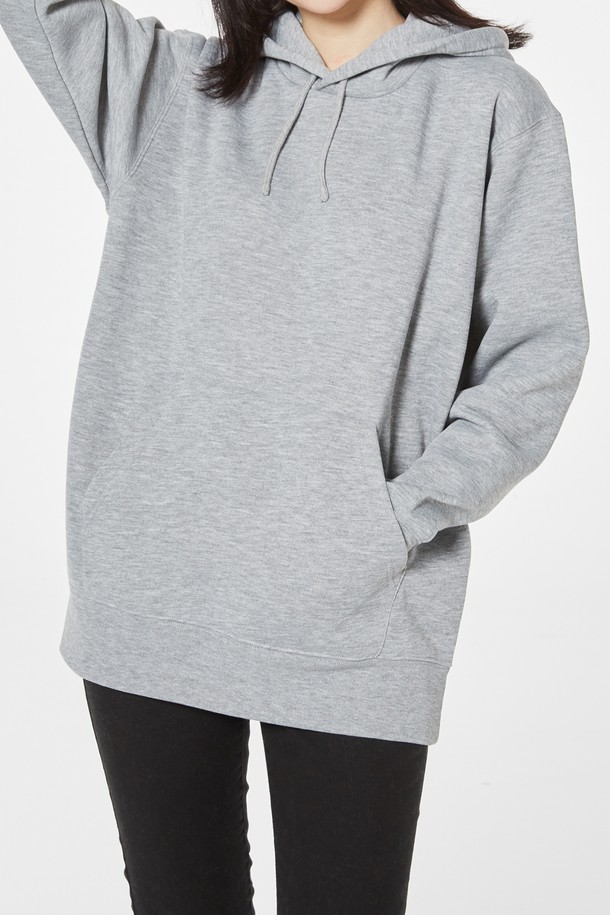 [Unisex] 347-AFH 드라이 기모 후드는 남녀 모두 착용 가능한 베이직 캐주얼 스타일의 후드티셔츠입니다. 화이트, 그레이, 네이비, 블랙, 라이트 핑크, 버건디 6가지 색상으로 출시되었으며, 가을/겨울 시즌에 적합한 두꺼운 두께감의 기모 안감으로 부드러운 촉감과 뛰어난 보온성을 제공합니다. 340g/㎡ 드라이 기모 원단을 사용하여 땀을 빠르게 흡수하고 건조시키는 기능으로 쾌적함을 유지하며, 레귤러핏과 긴소매 디자인으로 편안한 착용감을 선사합니다.
