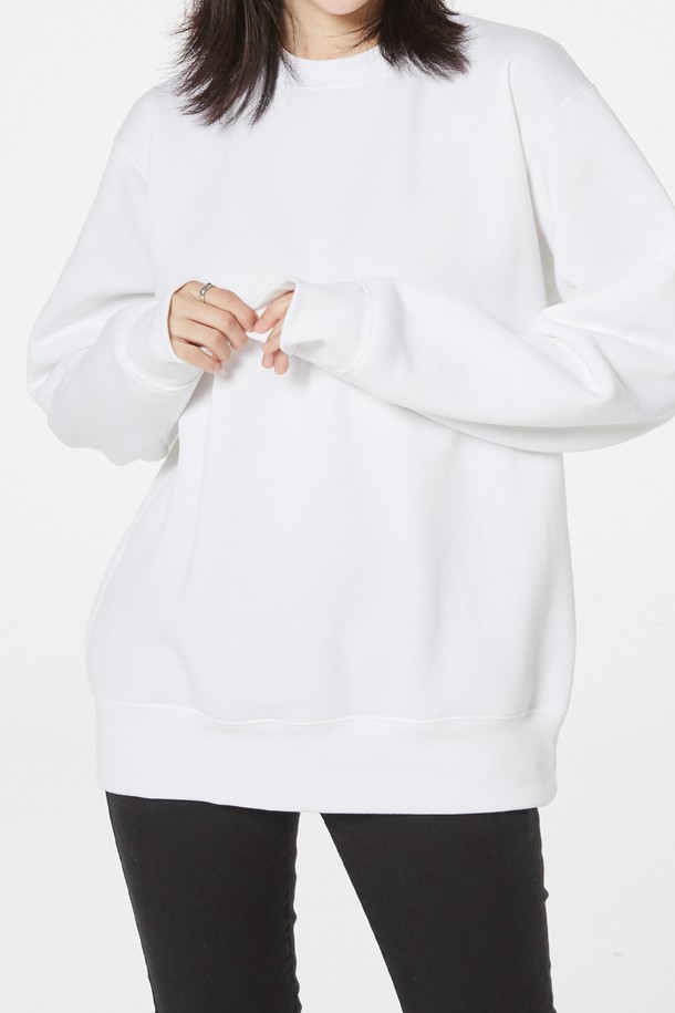 따뜻함과 스타일을 모두 갖춘 [Unisex] 346-AFC 드라이 기모 맨투맨입니다. 부드러운 촉감의 드라이 기모 원단(340g/㎡)으로 제작되어 흡습, 속건, 보온 기능이 뛰어나 가을, 겨울철 일상에서 편안하게 착용 가능합니다. 베이직하고 캐주얼한 무드의 레귤러핏 라운드넥 디자인으로, White, Grey, Navy, Black, Light Pink, Burgundy 등 다양한 컬러로 만나보실 수 있습니다.
