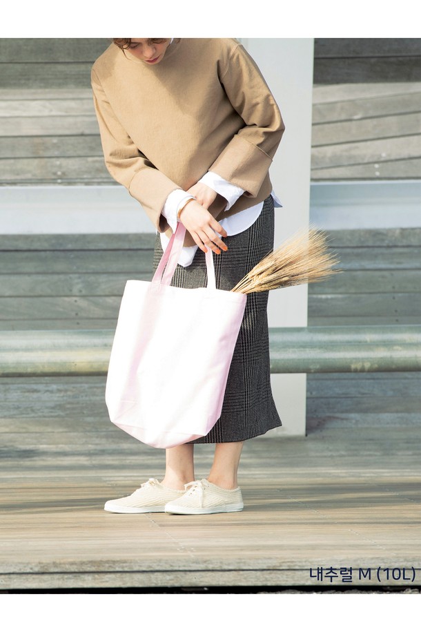 [유니섹스] 777-SCT 무지 캔버스 에코백은 내추럴, 네이비, 블랙 색상으로 제공되는 기본 스탠다드 디자인의 사각 캔버스 가방입니다. 스몰, 미디엄, 라지 사이즈로 출시되었으며, 에코마크 인증을 받은 다용도 활용이 가능한 무지 에코백입니다. 오픈형 잠금 방식과 손잡이가 있어 편리하게 사용할 수 있습니다.
