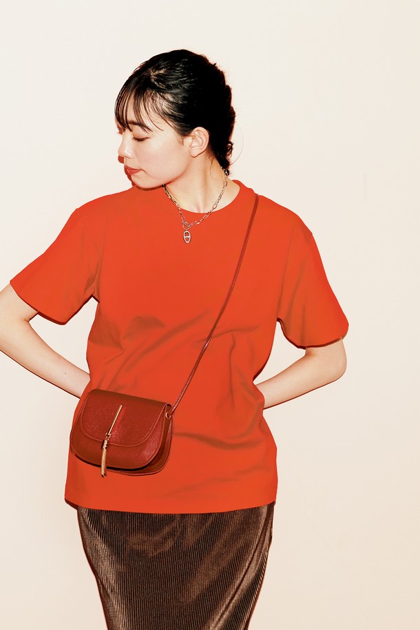 **[1+1] 148-HVT 헤비웨이트 무지 반팔 티셔츠**는 250g/m²의 14수 헤비웨이트 면 소재로 제작되어 탄탄한 내구성을 자랑합니다. 라운드넥에 유니섹스 핏으로 제작되어 편안한 착용감을 선사하며, 봄, 여름 시즌 데일리룩으로 활용하기 좋습니다. 목 늘어남 방지 테이프 마감과 이중 스티치, 사이드 심 제거로 꼼꼼하게 마감하여 퀄리티를 높였습니다. 화이트 그레이, 네이비, 아미 그린, 버건디, 블랙 등 베이직한 5가지 컬러로 출시되어 캐주얼, 미니멀, 클래식 스타일 모두 소화 가능합니다. 동네 마실룩, 여행룩 등 다양한 시간과 장소와 상황에 활용해보세요.