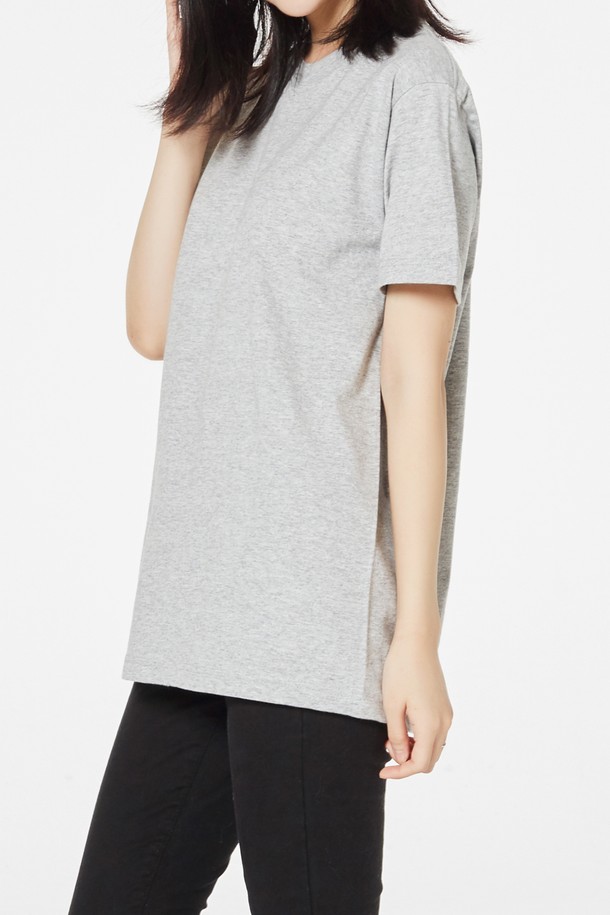 [Unisex] 085-CVT 베이직 무지 반팔티는 면 소재로 제작되어 부드러운 촉감을 제공하며, 레귤러핏으로 편안하게 착용할 수 있습니다. 라운드넥 디자인에 화이트, 아이보리, 애쉬그레이, 포레스트차콜, 데님네이비 등 5가지 색상으로 출시되었으며, 봄/여름 시즌 일상복으로 활용하기 좋습니다. 이중 스티치와 넥 늘어짐 방지 테이프 처리로 내구성을 높였으며, 레이어드하여 다양한 스타일을 연출할 수 있습니다.
