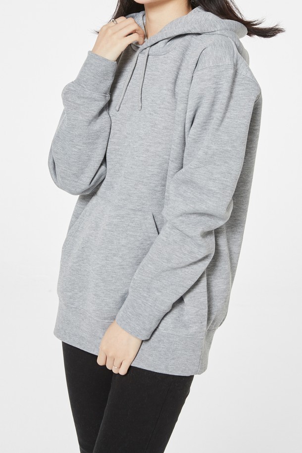 [Unisex] 347-AFH 드라이 기모 후드는 남녀 공용으로, 가을과 겨울철에 따뜻하게 입을 수 있는 후드티셔츠입니다. 부드러운 촉감의 기모 안감과 플리스 소재로 제작되어 보온성이 뛰어나며, 흡습 및 속건 기능으로 쾌적함을 유지합니다. 일상과 스포츠 활동 모두에 적합한 레귤러핏의 무지 스타일로, 화이트, 그레이, 네이비, 블랙, 라이트 핑크, 버건디 등 다양한 색상으로 출시되었습니다.
