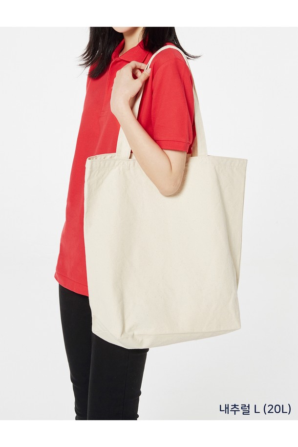 [Unisex] 777-SCT 무지 캔버스 에코백은 72수 2합 캔버스 원단을 사용하여 튼튼하고, S, M, L 세 가지 사이즈로 제공되어 용도에 맞게 선택할 수 있습니다. 내추럴, 네이비, 블랙 세 가지 기본 컬러의 무지 디자인으로 어떤 스타일에도 잘 어울리며, 오픈형으로 편리하게 물건을 넣고 꺼낼 수 있습니다. 기본적인 미니멀 디자인에 다용도로 활용 가능하며, 특히 내추럴 컬러는 친환경 무표백 에코마크 인증을 받아 더욱 안심하고 사용할 수 있습니다.
