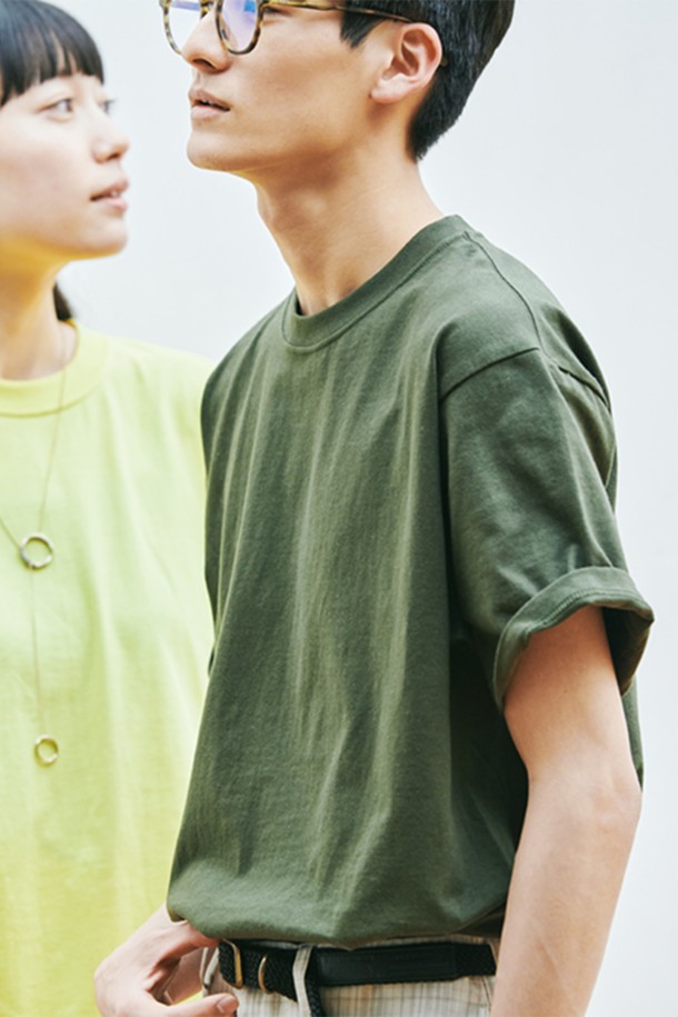 **[1+1] 148-HVT 헤비웨이트 무지 반팔 티셔츠**는 250g/m²의 14수 헤비웨이트 면 소재로 제작되어 탄탄한 내구성을 자랑합니다. 라운드넥에 유니섹스 핏으로 제작되어 편안한 착용감을 선사하며, 봄, 여름 시즌 데일리룩으로 활용하기 좋습니다. 목 늘어남 방지 테이프 마감과 이중 스티치, 사이드 심 제거로 꼼꼼하게 마감하여 퀄리티를 높였습니다. 화이트 그레이, 네이비, 아미 그린, 버건디, 블랙 등 베이직한 5가지 컬러로 출시되어 캐주얼, 미니멀, 클래식 스타일 모두 소화 가능합니다. 동네 마실룩, 여행룩 등 다양한 시간과 장소와 상황에 활용해보세요.