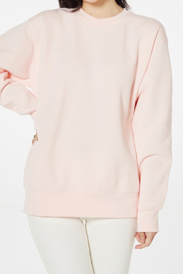 **[Unisex] 346-AFC 드라이 기모 맨투맨**

[Unisex] 346-AFC 드라이 기모 맨투맨은 부드러운 촉감의 드라이 기모 원단을 사용하여 가을과 겨울철 따뜻하고 편안한 착용감을 제공합니다. 흡습, 속건, 보온 기능의 기능성 드라이 소재와 테리 뒷면 조직 기모 처리를 통해 쾌적함까지 더했습니다. 베이직하고 캐주얼한 스타일의 무지 디자인으로, 라운드넥과 레귤러핏으로 제작되어 다양한 스타일 연출에 용이합니다.
