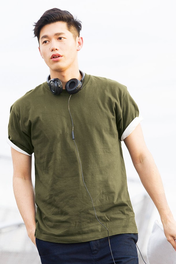 [Unisex] 085-CVT 베이직 무지 반팔티는 면 소재로 제작되어 부드러운 촉감을 제공하며, 레귤러핏으로 편안하게 착용할 수 있습니다. 라운드넥 디자인에 화이트, 아이보리, 애쉬그레이, 포레스트차콜, 데님네이비 등 5가지 색상으로 출시되었으며, 봄/여름 시즌 일상복으로 활용하기 좋습니다. 이중 스티치와 넥 늘어짐 방지 테이프 처리로 내구성을 높였으며, 레이어드하여 다양한 스타일을 연출할 수 있습니다.
