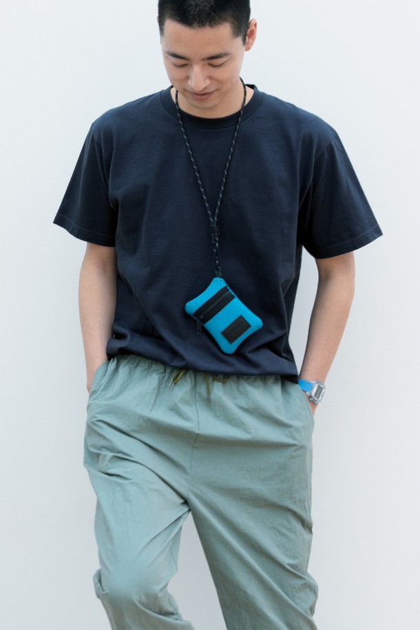 [Unisex] 085-CVT 베이직 무지 반팔티는 면 소재로 제작되어 부드러운 촉감을 선사하며, 봄, 여름 시즌에 활용하기 좋은 레귤러핏 반팔 티셔츠입니다. 라운드넥 디자인에 화이트, 아이보리, 애쉬그레이, 아미그린, 데님네이비 등 다양한 5가지 색상으로 출시되었습니다. 넥 테이프 보강, 이중 스티칭, 사이드 심 제거 등 꼼꼼한 마감으로 내구성을 높여 일상적인 착용에 적합합니다.
