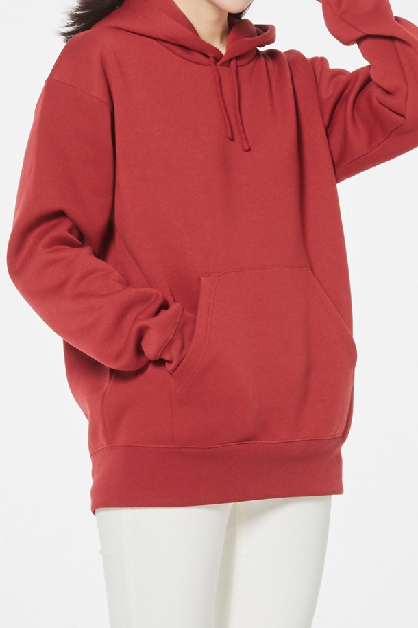 [Unisex] 347-AFH 드라이 기모 후드는 남녀 모두 착용 가능한 베이직 캐주얼 스타일의 후드티셔츠입니다. 화이트, 그레이, 네이비, 블랙, 라이트 핑크, 버건디 6가지 색상으로 출시되었으며, 가을/겨울 시즌에 적합한 두꺼운 두께감의 기모 안감으로 부드러운 촉감과 뛰어난 보온성을 제공합니다. 340g/㎡ 드라이 기모 원단을 사용하여 땀을 빠르게 흡수하고 건조시키는 기능으로 쾌적함을 유지하며, 레귤러핏과 긴소매 디자인으로 편안한 착용감을 선사합니다.
