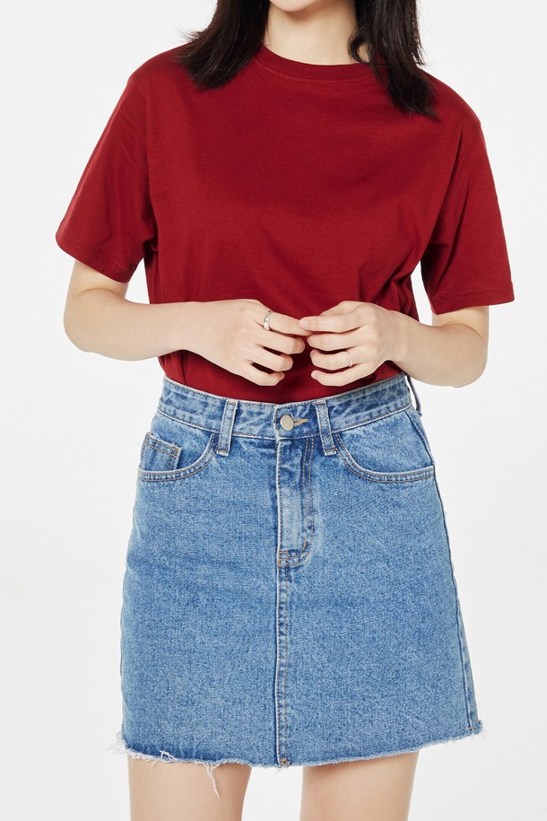 [1+1] [Unisex] 083-BBT 라이트웨이트 반팔티는 부드러운 면 소재로 제작되어 봄, 여름 일상에서 편안하게 착용하기 좋습니다. 라운드넥에 레귤러핏으로 베이직한 스타일을 연출하며, 화이트, 그레이, 네이비, 블랙, 버건디 5가지 색상으로 만나보세요. 목 늘어남 방지를 위한 더블 스티치 및 테이핑 처리와 옆선 제거로 내구성을 높였으며, 레이어드하여 다양한 스타일을 연출할 수 있습니다.
