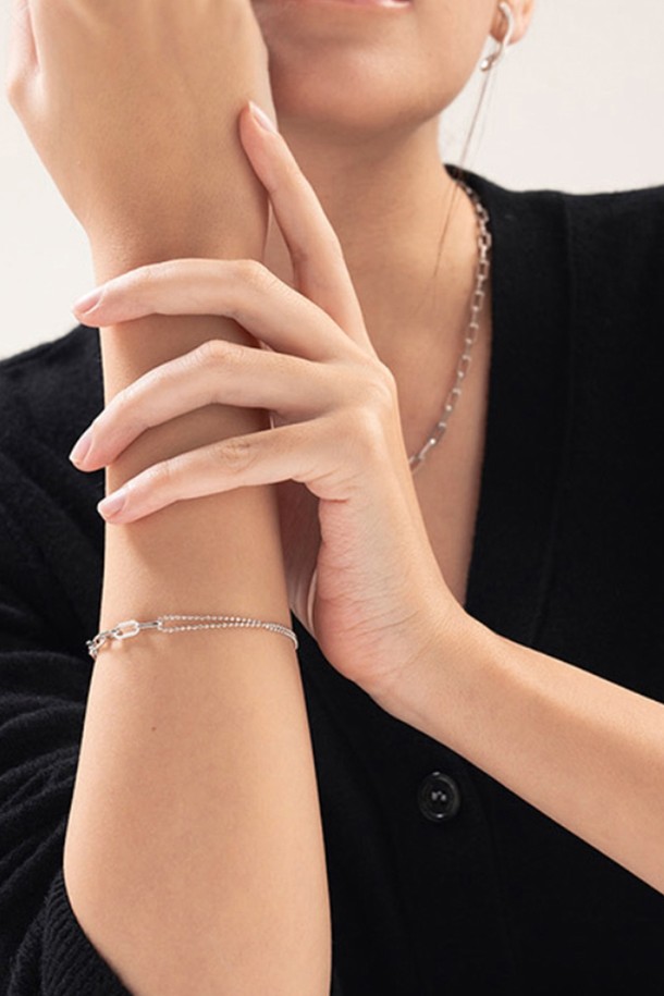 듀얼 체인 팔찌 실버는 모던하고 미니멀한 스타일을 추구하는 분들을 위한 팔찌입니다. 불 체인과 슬림 체인의 세련된 조합이 돋보이며, 모임룩이나 소개팅룩에 포인트를 더할 수 있습니다. 실버925 소재로 제작되어 고급스러움을 더하고, 4mm 너비의 체인과 총 19cm 길이로 제작되었습니다. 길이 조절이 가능하며, 확장 체인이 포함되어 편안하게 착용할 수 있습니다. 데일리 패션에 시크한 매력을 더해보세요.
