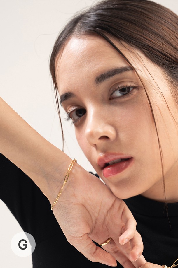 세련된 듀얼 체인 디자인의 14k 골드 도금 팔찌입니다. 불 체인과 슬림 체인이 조화롭게 어우러져 모던하면서도 미니멀한 스타일을 연출합니다. 실버925 소재에 14K 골드 도금으로 고급스러움을 더했으며, 일상에서 부담 없이 착용하기 좋습니다. 넉넉한 길이 조절이 가능한 연장 체인이 포함되어 있어, 손목 사이즈에 맞게 편안하게 착용할 수 있습니다. 어떤 스타일에도 잘 어울려 데일리 아이템으로 활용하기 좋습니다.
