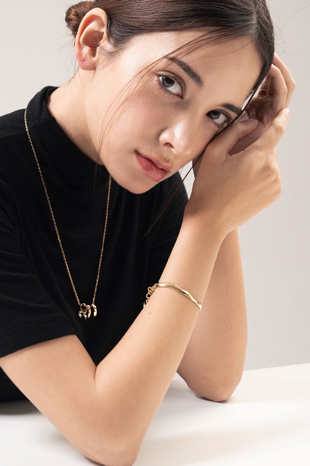 "에포크 웨이브" 팔찌는 심플하면서도 독특한 디자인을 자랑하는 실버925 소재의 팔찌입니다. 유니크한 링크 체인으로 연결된 곡선 바 디자인이 돋보이며, 모임룩, 데이트룩 등 다양한 TPO에 활용 가능합니다. 미니멀, 시크, 클래식 스타일을 즐겨 입는 분들께 특히 추천합니다. 곡선 형태의 디자인과 체인 장식이 세련된 포인트를 더하며, 데일리 아이템으로 활용하기 좋습니다. 당신의 스타일을 더욱 돋보이게 할 "에포크 웨이브" 팔찌를 만나보세요.
