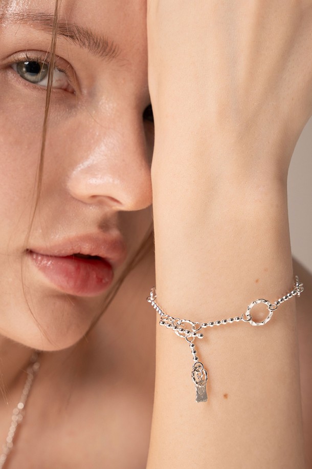 미니멀하고 우아한 스타일의 웨이브 써클 팔찌입니다. 실버925 소재로 제작되어 은은한 광택을 자랑하며, 여성스러운 매력을 더합니다. 불규칙한 간격으로 배치된 써클 디자인과 섬세한 웨이브 텍스처가 돋보이며, 일상룩에 세련된 포인트를 선사합니다. 장식용으로 활용하기 좋으며, 어떤 스타일에도 자연스럽게 어울립니다.
