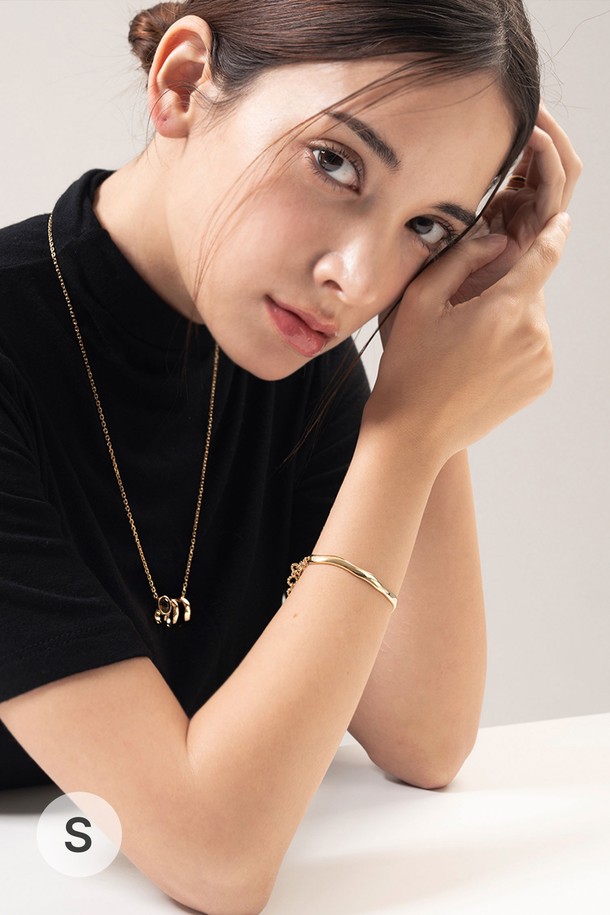 에포크 웨이브 팔찌 silver는 미니멀하고 모던한 스타일을 추구하는 분들을 위한 실버 925 소재의 팔찌입니다. 곡선 바와 유니크한 링크 체인이 연결된 디자인으로, 심플하면서도 세련된 느낌을 선사합니다. 웨이브와 체인 패턴이 조화롭게 어우러져 은은한 포인트를 더합니다. 일상 속에서 다양한 스타일에 매치하여 시크한 무드를 연출할 수 있습니다.
