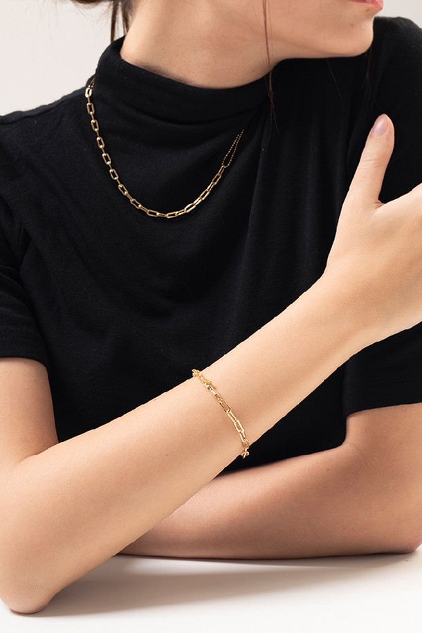 세련된 듀얼 체인 디자인의 14k 골드 도금 팔찌입니다. 불 체인과 슬림 체인이 조화롭게 어우러져 모던하면서도 미니멀한 스타일을 연출합니다. 실버925 소재에 14K 골드 도금으로 고급스러움을 더했으며, 일상에서 부담 없이 착용하기 좋습니다. 넉넉한 길이 조절이 가능한 연장 체인이 포함되어 있어, 손목 사이즈에 맞게 편안하게 착용할 수 있습니다. 어떤 스타일에도 잘 어울려 데일리 아이템으로 활용하기 좋습니다.
