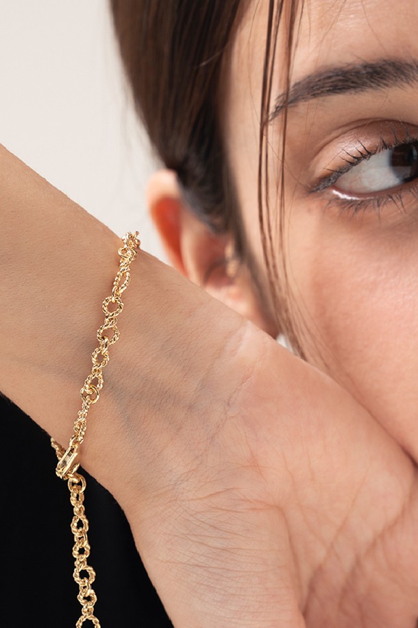 에포크 웨이브 팔찌 14k 골드 플레이티드는 심플하면서도 시크한 무드를 연출하는 팔찌입니다. 유려한 곡선 라인과 유니크한 링크 체인 연결, 그리고 실버925 소재로 제작되어 미니멀하고 베이직한 스타일을 선호하는 분들께 적합합니다. 폭 5mm, 두께 2mm의 슬림한 사이즈로 제작되어 데이트룩, 모임룩, 소개팅룩 등 다양한 TPO에 매치하기 좋습니다. 결제 확인 후 7-14일(공휴일 제외) 제작 기간이 소요되며, 10만원 이상/미만 구매 시 패키지 구성은 상이합니다.
