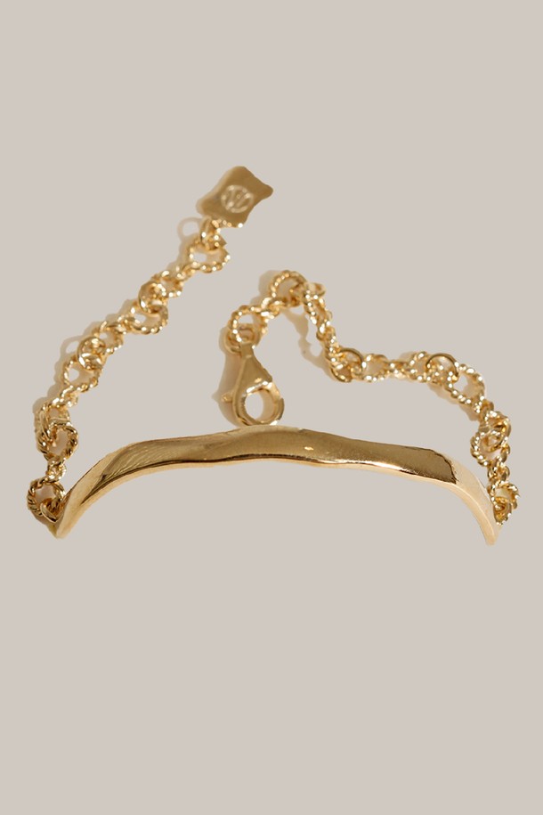 에포크 웨이브 팔찌 14k 골드 플레이티드는 심플하면서도 시크한 무드를 연출하는 팔찌입니다. 유려한 곡선 라인과 유니크한 링크 체인 연결, 그리고 실버925 소재로 제작되어 미니멀하고 베이직한 스타일을 선호하는 분들께 적합합니다. 폭 5mm, 두께 2mm의 슬림한 사이즈로 제작되어 데이트룩, 모임룩, 소개팅룩 등 다양한 TPO에 매치하기 좋습니다. 결제 확인 후 7-14일(공휴일 제외) 제작 기간이 소요되며, 10만원 이상/미만 구매 시 패키지 구성은 상이합니다.
