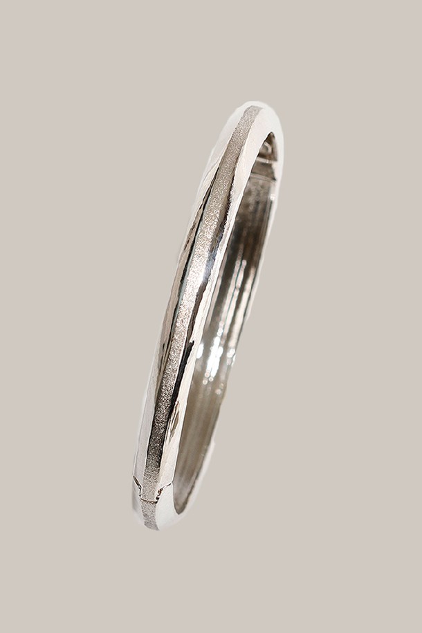 세련된 실버 뱅글 팔찌입니다. 날렵하게 꺾인 각진 라인이 돋보이며, 모던하고 시크한 스타일을 연출합니다. 925 실버 소재로 제작되었으며, 두 가지 표면 처리 기법으로 입체감을 더했습니다. 18-19cm 길이로, 데이트룩이나 모임룩에 포인트 아이템으로 활용하기 좋습니다. 주물 제작 특성상 미세한 기포가 발생할 수 있으며, 제품 검수 및 포장 과정은 CCTV/동영상으로 기록됩니다.
