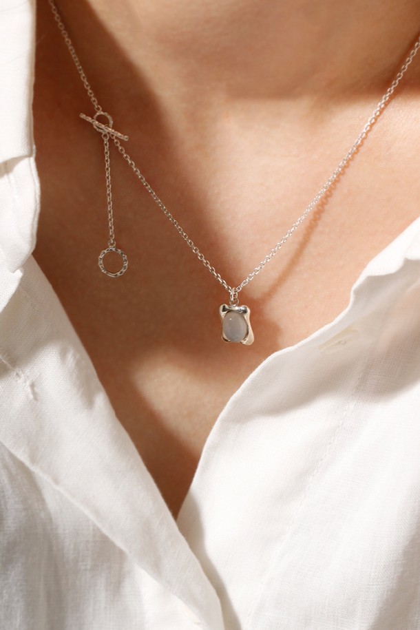 세련된 실버 컬러의 퍼스트 토글 네크리스 목걸이입니다. 금속 소재로 제작되었으며, 미니멀하고 베이직한 스타일을 추구하는 여성분들께 추천합니다. 토글 잠금 방식으로 디자인되어 착용이 편리하며, 심플한 체인 디자인이 특징입니다. 데일리룩에 포인트로 활용하기 좋은 아이템입니다. 일상 속에서 세련된 스타일을 연출해보세요.
