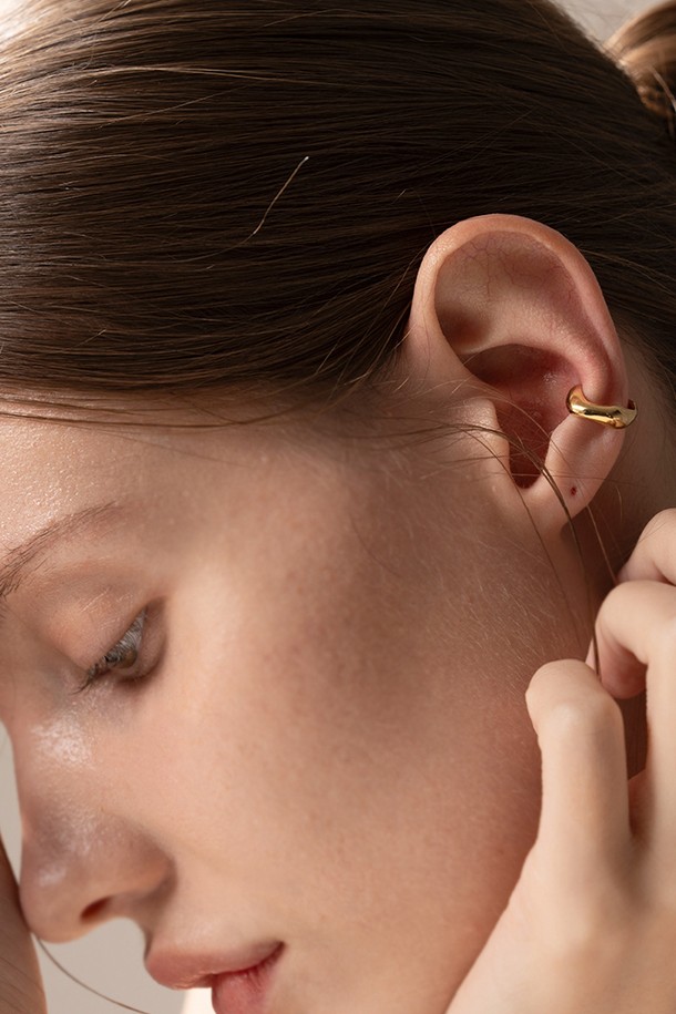 세련된 엣지를 더해줄 슬릭 엣지 이어커프 실버입니다. 금속 소재의 미니멀하고 모던한 디자인으로, 여성분들의 데일리룩과 모임룩에 시크한 포인트를 더해줍니다. 귀 뒷부분을 감싸는 형태로, 귀를 뚫지 않아도 착용 가능하며 클립형 잠금 방식으로 간편하게 탈착할 수 있습니다. 심플하면서도 엣지있는 디자인은 어떤 스타일에도 자연스럽게 어울립니다.
