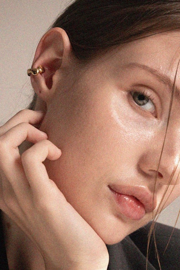 제이 버블 이어커프 14k 골드 도금 제품은 피어싱 없이도 세련된 스타일을 연출할 수 있는 이어커프입니다. 실버925 소재에 14K 골드 도금 처리하여 고급스러운 광택을 더했으며, 미니멀하고 베이직한 스타일을 추구하는 여성분들께 추천합니다. 원형 링 디자인에 버블 장식이 더해져 유니크함을 더했으며, 데이트룩, 카페룩, 모임룩 등 다양한 TPO에 매치하기 좋습니다. 레이어드하여 더욱 풍성한 스타일링이 가능하며, 심플하면서도 세련된 디자인으로 어떤 룩에도 포인트가 되어줍니다.
