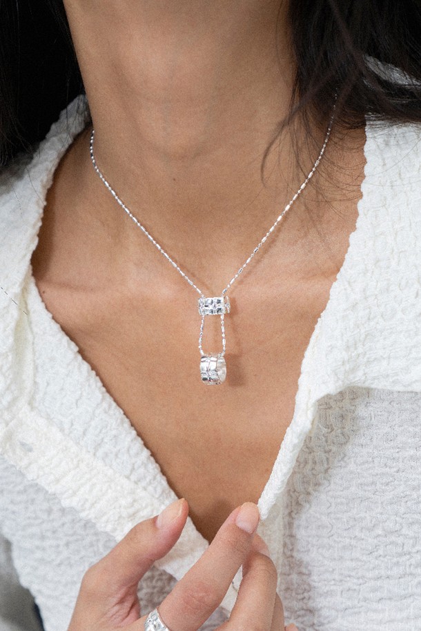 모멘텀 네크리스 목걸이 실버는 미니멀하고 모던한 스타일을 추구하는 여성분들을 위한 실버925 소재의 목걸이입니다. 이중 펜던트 디자인과 수직 라인 디테일로 세련된 포인트를 더했으며, 길이 조절이 가능하여 다양한 스타일 연출이 용이합니다. 데이트룩, 소개팅룩, 모임룩 등 TPO에 맞춰 클래식하고 시크한 무드를 연출해보세요. 심플하면서도 고급스러운 디자인으로 어떤 옷차림에도 잘 어울려 데일리 아이템으로 활용하기 좋습니다. 체인을 연장하여 더욱 다양한 스타일을 시도할 수 있습니다.
