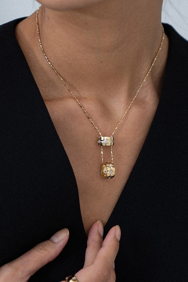 14k 골드 도금된 모멘텀 네크리스 목걸이는 여성스러운 매력을 더해줄 아이템입니다. 미니멀하고 모던한 스타일로, 데일리룩은 물론 모임룩, 소개팅룩에도 잘 어울립니다. 실버925를 사용하여 제작되었으며, 이중 펜던트 디자인과 수직선 각인 디테일이 돋보입니다. 체인 길이는 40cm이며, 4cm의 연장 체인이 있어 길이 조절이 용이합니다. 기본 및 프리미엄 패키지 구성으로 만나보실 수 있습니다.
