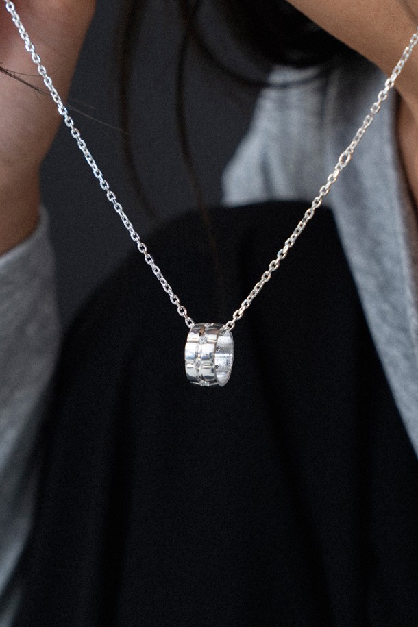 "그레이스 네크리스" 목걸이 silver는 여성의 우아함을 돋보이게 해주는 실버925 소재의 목걸이입니다. 광택이 돋보이는 실버 마감과 미니멀한 디자인이 특징이며, 크로스 라인 디테일로 포인트를 더했습니다. 데일리룩은 물론, 모임룩이나 소개팅룩에 매치하여 세련된 스타일을 연출할 수 있습니다. 65cm 길이의 체인으로 제작되었으며, 체인 방식으로 길이를 조절하여 다양한 스타일을 연출할 수 있습니다. 심플하면서도 고급스러운 분위기를 선호하는 여성분들께 추천합니다.
