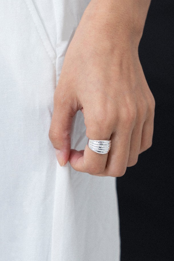 크레센도 링 실버는 미니멀하고 클래식한 스타일을 추구하는 분들을 위한 반지입니다. 실버925 소재로 제작되어 변색 걱정 없이 오랫동안 착용할 수 있으며, 광택과 입체감이 돋보이는 표면 처리가 특징입니다. 반복적인 라인 패턴과 볼드한 디자인, 그리고 입체적인 텍스처가 더해져 유니크한 매력을 선사합니다. 수제작 캐스팅 제품으로, 자연스러운 공기방울이 있을 수 있으며 데일리 아이템으로 활용하기 좋습니다.
