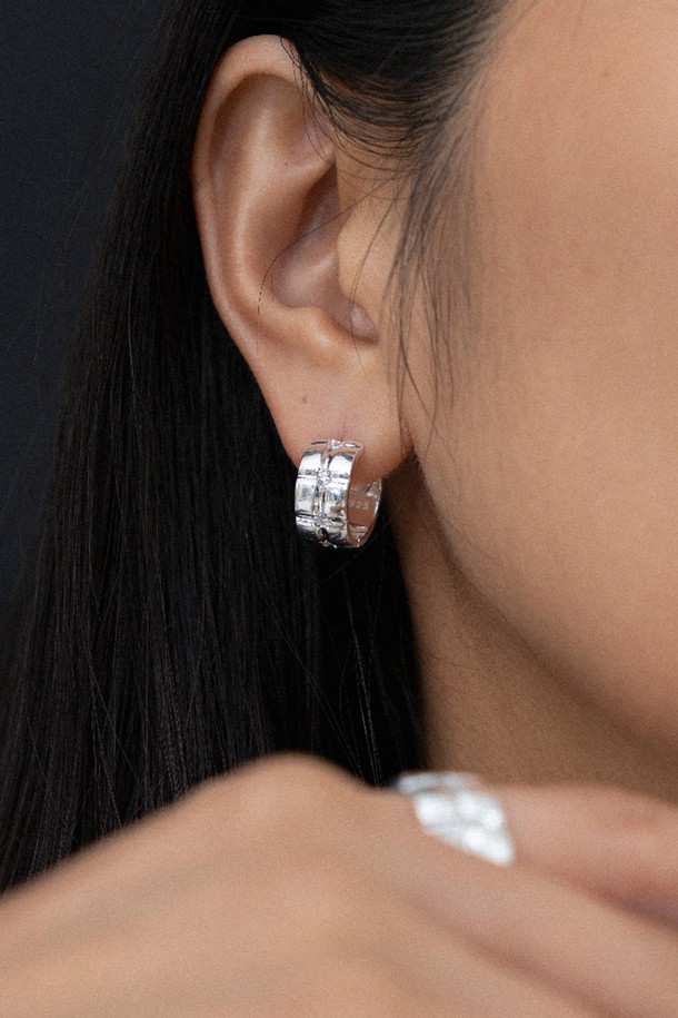 그레이스 이어링 실버는 우아하고 미니멀한 스타일을 연출하는 여성용 이어링입니다. 실버925와 큐빅지르코니아 소재로 제작되어 은은한 광택과 고급스러운 분위기를 선사하며, 입체적인 라인 패턴 디자인에 큐빅 스톤 장식이 더해져 섬세함을 더합니다. 데이트룩과 모임룩에 포인트를 줄 수 있으며, 캐주얼 스타일에도 자연스럽게 매치하여 세련된 룩을 완성할 수 있습니다. 7.5mm x 10mm 사이즈로 부담 없이 착용 가능하며, 일상에서도 편안하게 즐길 수 있습니다.
