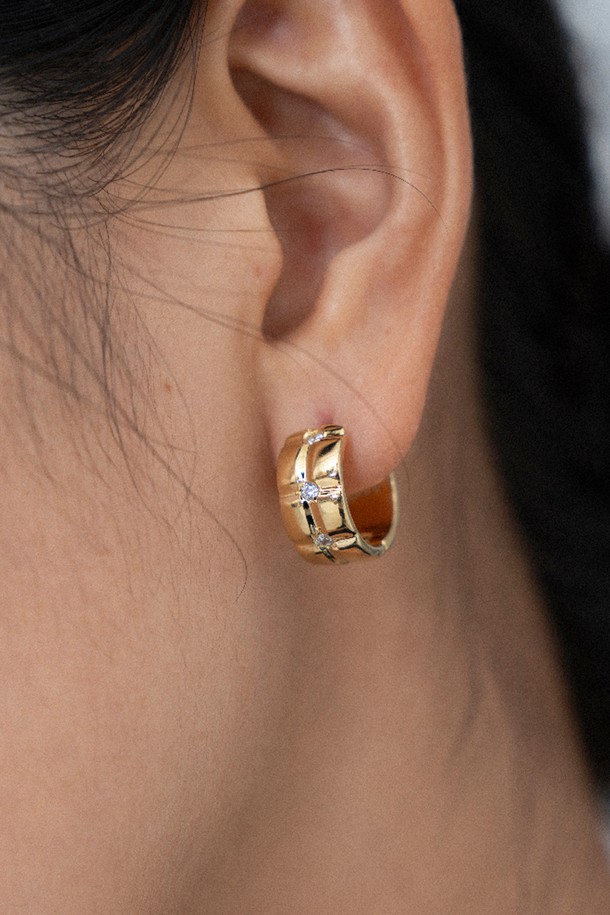 그레이스 이어링 14K 골드 도금 귀걸이는 여성스러운 매력을 더해주는 아이템입니다. 실버925 소재에 큐빅 지르코니아를 세팅하여 우아하고 미니멀한 스타일을 연출합니다. 볼드한 실버 라인을 따라 입체적인 구조로 디자인되었으며, 슬림하고 세련된 라인이 돋보입니다. 가로 약 7.5mm, 세로 10mm 사이즈로 데일리룩과 캐주얼룩은 물론, 모임룩과 소개팅룩에도 잘 어울립니다. 매끄러운 반사면이 특징이며, 14K 골드 도금으로 고급스러움을 더했습니다.
