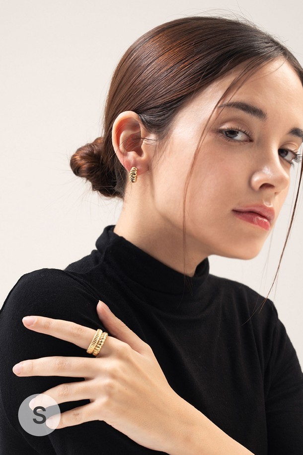 세련된 무드를 연출하는 듄커브 이어링 실버입니다. 금속 소재로 제작되었으며, 미니멀한 스타일과 커브 디자인으로 여성스러운 포인트를 더해줍니다. 데일리룩은 물론, 모임룩에도 잘 어울려 활용도가 높습니다. 실버 컬러가 시원하고 세련된 느낌을 주며, 커스텀 메이드 방식으로 제작되어 더욱 특별합니다. 당신의 스타일을 한층 더 돋보이게 해줄 주얼리입니다.
