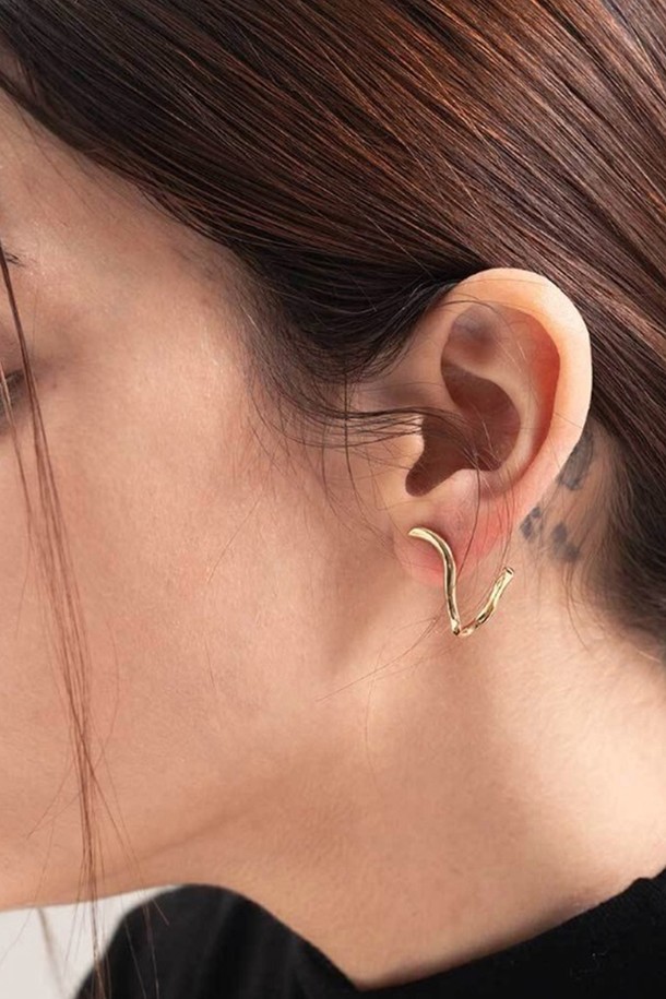 14K 골드 도금 처리된 드리프팅 이어링은 여성스러운 곡선 디자인이 돋보이는 이어링입니다. 실버와 골드 두 가지 색상으로 출시되어, 어떤 모임룩에도 세련된 포인트를 더해줍니다. 귀를 부드럽게 감싸는 자연스러운 곡선 디자인은 미니멀하면서도 클래식한 분위기를 연출하며, 실버925 소재에 14K 골드 도금으로 고급스러움을 더했습니다. 3mm x 2mm의 아담한 크기로 데일리룩에 부담 없이 착용 가능하며, 사계절 내내 활용하기 좋습니다.
