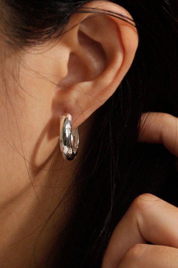 "스텔라 볼륨 귀걸이"는 여성스러운 매력을 극대화하는 실버 컬러의 귀걸이입니다. 실버925와 큐빅지르코니아 소재로 제작되어 우아하고 엘레강스한 분위기를 연출하며, 볼륨감 있는 라운드 형태에 별 모티프와 별 조각 디테일이 더해져 반짝임을 선사합니다. 데이트룩, 모임룩, 파티룩 등 특별한 날에 착용하여 클래식, 미니멀, 로맨틱 스타일을 완성할 수 있습니다. 10만원 이상 구매 시 프리미엄 패키지로 만나보실 수 있습니다.
