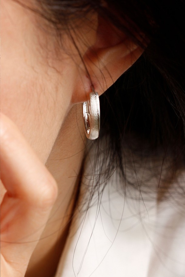 세련된 실버925 소재의 클래식 링 귀걸이입니다. 미니멀하고 시크한 디자인으로 오피스룩, 모임룩, 소개팅룩 등 다양한 TPO에 활용하기 좋습니다. 링 형태의 디자인은 어떤 스타일에도 잘 어울리며, 캐스팅 제작 방식으로 견고하게 제작되었습니다. 더욱이, CCTV 검수 및 포장 과정 녹화를 통해 제품의 품질과 안전성을 보장합니다. 제작 기간은 7-14일 소요됩니다.
