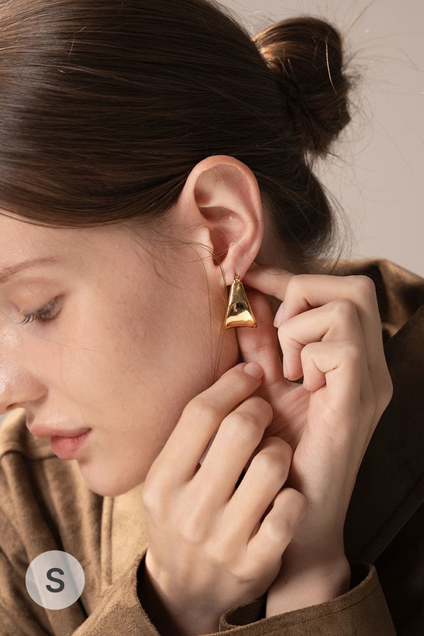 아티스틱 이어링 실버는 부드러운 곡선과 입체적인 볼륨감이 돋보이는 이어링입니다. 실버925 소재로 제작되어 럭셔리하면서도 모던한 분위기를 연출하며, 데이트룩과 모임룩에 포인트를 더하기 좋습니다. 16mm x 25mm 사이즈로, 미니멀하고 클래식한 스타일을 선호하는 여성분들께 추천합니다. 특히, 커스텀 제작으로 특별함을 더했습니다.
