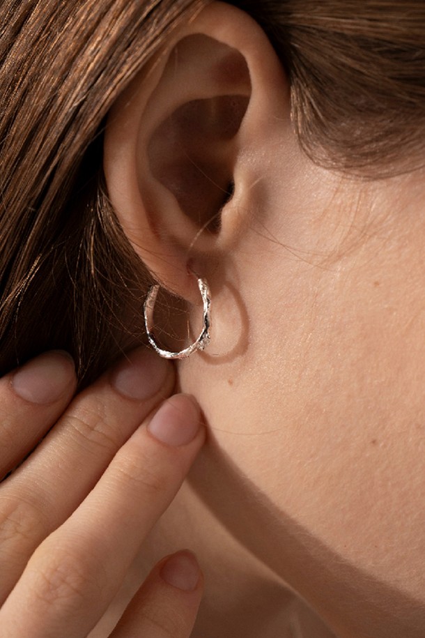 "에델루나 이어링"은 여성의 아름다움을 더욱 돋보이게 해 줄 이어링입니다. 실버925와 큐빅 지르코니아 소재로 제작되어 은은한 광택과 정교한 디테일을 자랑합니다. 비정형 텍스처와 유기적인 디자인이 만나 클래식, 미니멀, 걸리시 스타일 모두에 잘 어울립니다. 데이트룩, 모임룩, 소개팅룩 등 다양한 TPO에 활용 가능하며, 캐스팅 공법 특성상 미세한 기포가 발생할 수 있으나 자연스러운 현상입니다. 10만원 미만 구매 시 기본 구성, 10만원 이상 구매 시 프리미엄 패키지로 제공됩니다.
