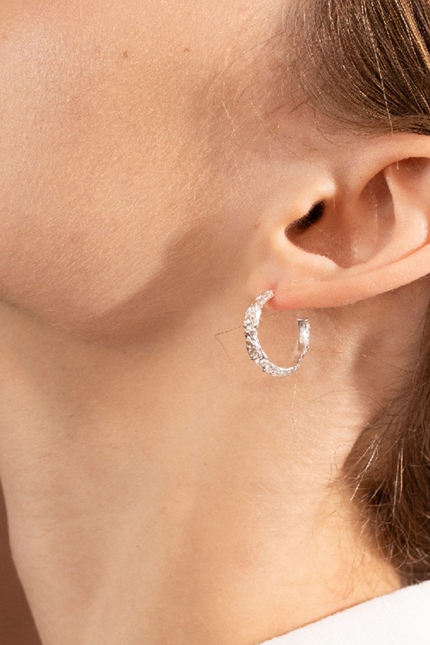 미니멀한 디자인이 돋보이는 크레이터 이어링 M입니다. 에폭시 소재와 실버 컬러의 조화로 사계절 내내 데일리 액세서리로 활용하기 좋습니다. 크레이터 디자인이 돋보이며, 모임룩, 클래식, 시크 스타일을 연출하기에 적합합니다. 커스텀메이드 방식으로 제작되어 특별함을 더하며, M 사이즈로 세련된 분위기를 선사합니다. 제작 공정상 미세한 기포가 발생할 수 있으며, 천연석 사용 시 색상 차이 및 내포물이 존재할 수 있습니다.
