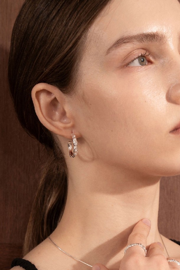 "크레이터 이어링 L"은 크레이터 텍스처가 돋보이는 실버925 소재의 여성용 이어링입니다. 불규칙한 표면과 L 사이즈(3.5mm x 21mm) 디자인으로, 다각도에서 빛을 받아 화려하게 반짝입니다. 데일리룩은 물론, 모임룩과 같은 포멀한 TPO에도 스타일리시하게 연출할 수 있습니다. 클래식, 미니멀, 시크 스타일을 즐겨 입는 분들께 추천하며, 결제 확인 후 7-14일의 제작 기간을 거쳐 수령 후 3일 이내 교환/반품이 가능합니다. 불규칙한 표면의 섬세한 텍스처가 세련된 포인트를 더합니다.
