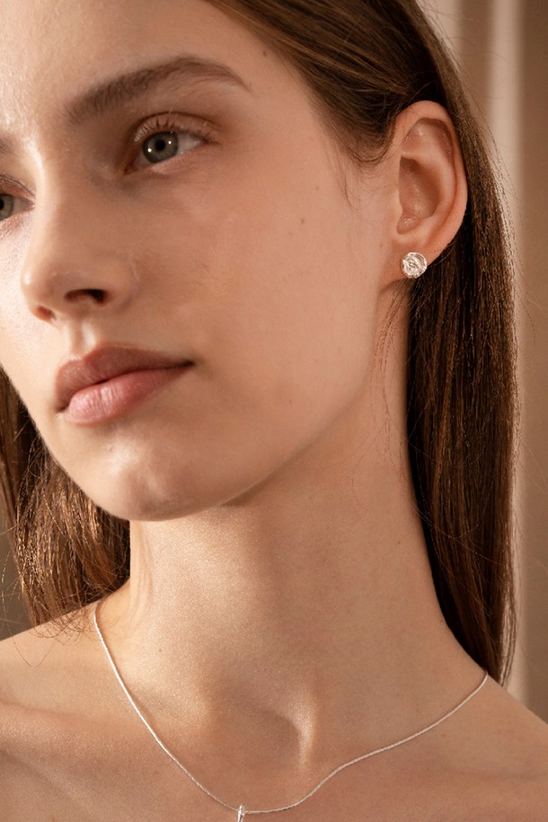 세련된 실버 듀 이어링은 미니멀하고 시크한 스타일을 추구하는 여성분들을 위한 이어링입니다. SILVER925 소재에 러프한 텍스처와 비정형적인 디자인, 유연한 곡선, 그리고 큐빅지르코니아 장식이 더해져 은은한 포인트를 선사합니다. 양쪽 디자인이 달라 더욱 특별하며, 데일리룩과 오피스룩, 데이트룩 등 다양한 TPO에 매치하기 좋습니다. 8mm 사이즈로 부담 없이 착용 가능하며, 제작 기간은 7-14일, 배송은 우체국 택배로 진행됩니다.
